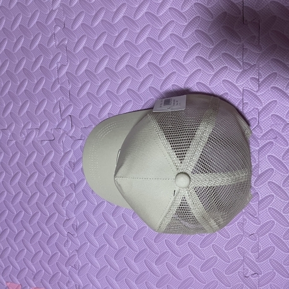 ALO Yoga Cream Baseball Cap with Embroidered Logo - Picture 4 of 5